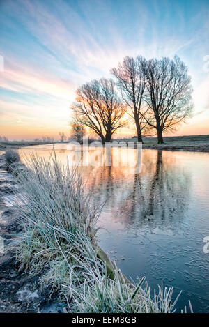 Willingham, in der Nähe von Cambridge UK.  20. Januar 2015. Die Sonne steigt an einem frostigen Morgen auf der Old West River in Cambridgeshire Fens Temperaturen um minus 4 Grad Celsius stürzen. Kalter Luft aus der Arktis hat Temperaturen mit einem weiteren Kälteeinbruch Prognose fallen verursacht.  Old West River ist Teil des Great Ouse River fließt aus den Midlands in East Anglia nach King's Lynn und die Wash  Kredit Julian Eales/Alamy Live-Nachrichten Stockfoto