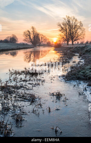 Willingham, in der Nähe von Cambridge UK.  20. Januar 2015. Die Sonne steigt an einem frostigen Morgen auf der Old West River in Cambridgeshire Fens Temperaturen um minus 4 Grad Celsius stürzen. Kalter Luft aus der Arktis hat Temperaturen mit einem weiteren Kälteeinbruch Prognose fallen verursacht.  Old West River ist Teil des Great Ouse River fließt aus den Midlands in East Anglia nach King's Lynn und die Wash  Kredit Julian Eales/Alamy Live-Nachrichten Stockfoto