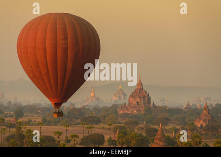 Heißluftballon über Bagan, Myanmar Stockfoto