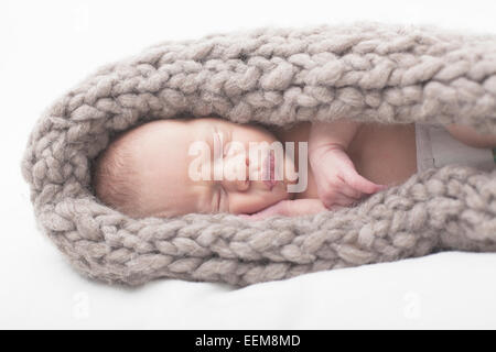 Nahaufnahme eines neugeborenen Jungen in einer Decke Stockfoto