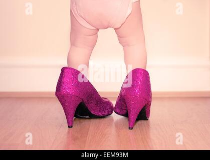 Kleinkind tragen Mutter Schuhe Stockfoto