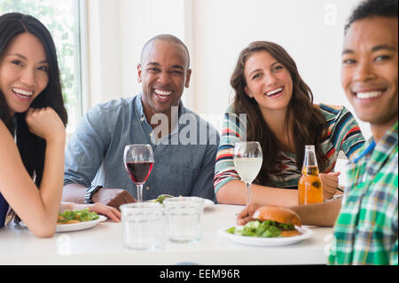 Freunde, die gemeinsam im Restaurant Essen Stockfoto