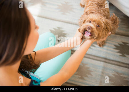 Kaukasische Frau Petting Hund Stockfoto