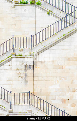 Geländer und Treppe auf hohes Gebäude Stockfoto