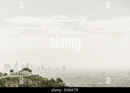 Sternwarte und Stadt Skyline im dunstigen Himmel, Los Angeles, California, Vereinigte Staaten von Amerika Stockfoto