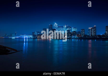 Beleuchtete Skyline im Stadtbild bei Nacht, London, England, Vereinigtes Königreich Stockfoto