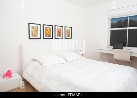 Bett und Wand Kunst im modernen Schlafzimmer Stockfoto