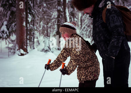 Kaukasische Vater Tochter, Langlauf im Wald Stockfoto
