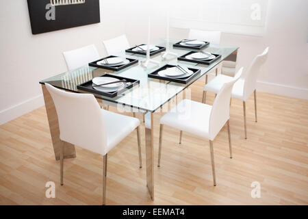Gedeckter Tisch und Stühle im modernen Speisesaal Stockfoto