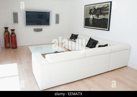 Sofas und Couchtisch im modernen Wohnzimmer Stockfoto