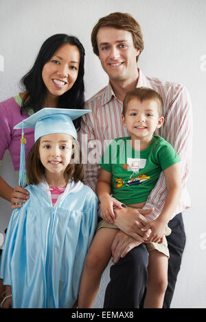 Familie mit Abschluss Tochter lächelnd zusammen Stockfoto