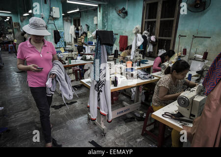 Mehrere Frauen arbeiten in einer Textilfabrik. Einer der Motoren der vietnamesischen Wirtschaft ist Textil- und Schuhindustrie Produktion. Stockfoto