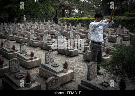 Familien von gefallenen Soldaten in den Krieg gegen die Vereinigten Staaten kommen, der Friedhof von Trung Sohn zu würdigen. Stockfoto