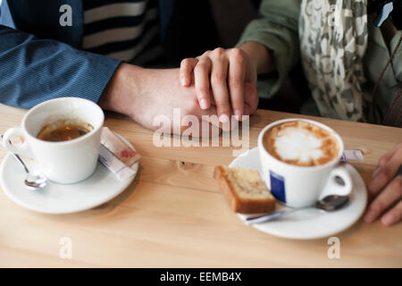 Paar halten Hände im café Stockfoto