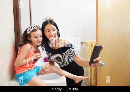 Mutter und Tochter unter Handy Selfie in Diademe in Bad Stockfoto