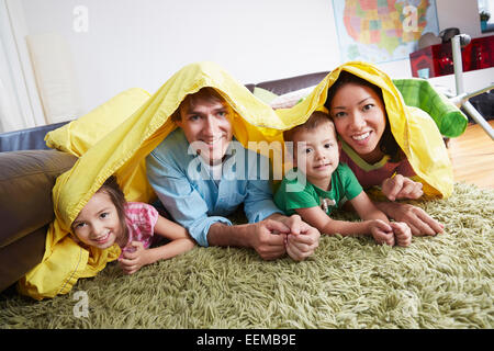 Familie in Decke Fort im Wohnzimmer spielen Stockfoto