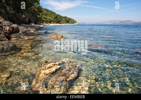 Felsiger Strand mit kristallklarem Wasser im Dilek Peninsula Nationalpark, Provinz Aydin, Türkei. Stockfoto