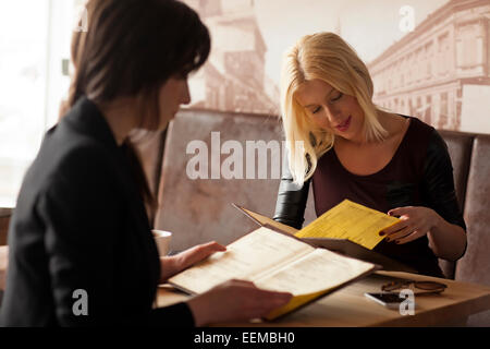 Frauen lesen Menüs im café Stockfoto