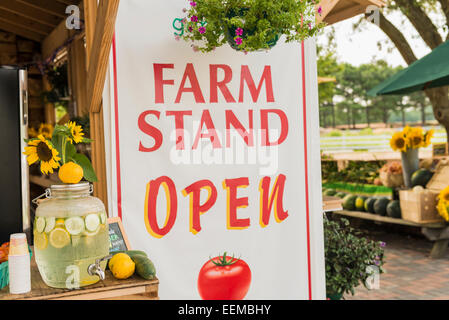 Schild "geöffnet" am Bauernmarkt Stockfoto
