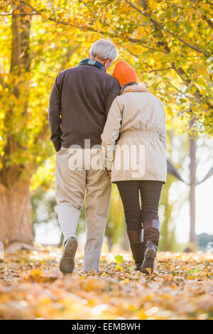 Ältere Kaukasischen Paare, die unter den Bäumen im Herbst Stockfoto
