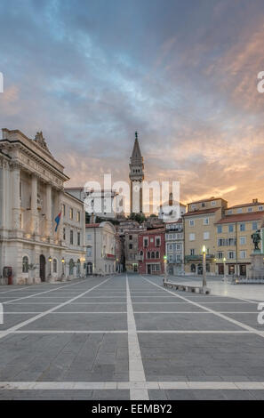 Uhrturm, Gebäude und Altstädter Ring bei Sonnenaufgang, Piran, Coastal-Karst, Slowenien Stockfoto