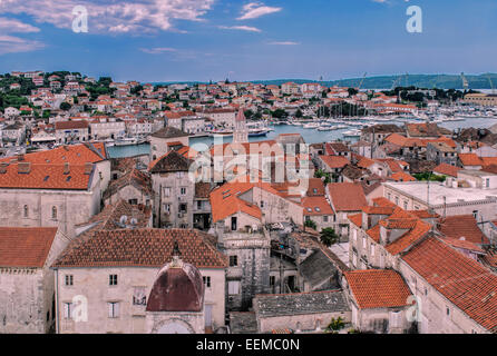 Luftaufnahme der Dächer Stadt und Fluss, Trogir, Split, Kroatien Stockfoto