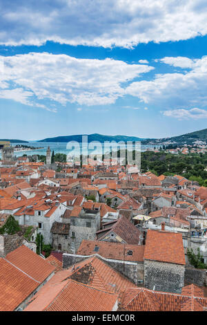 Luftaufnahme der Küstenstadt Dächer unter bewölktem Himmel, Trogir, Split, Kroatien Stockfoto