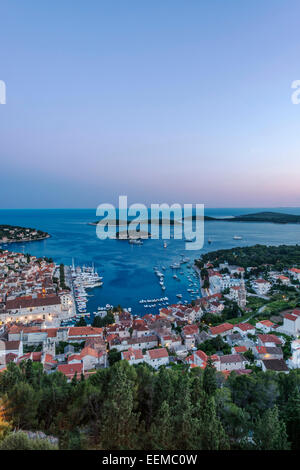 Luftaufnahme der Küstenstadt am Hang, Hvar, Split, Kroatien Stockfoto