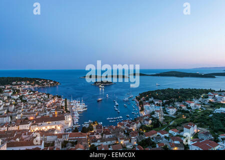 Luftaufnahme der Küstenstadt am Hang, Hvar, Split, Kroatien Stockfoto