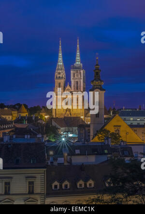 Dom-Türme über Dächer in Stadtbild, Zagreb, Zagreb, Kroatien Stockfoto