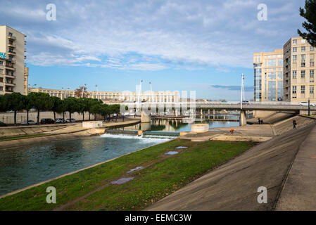 Brücke über den Fluss Lez und neue Stadtentwicklung, Montpellier, Frankreich Stockfoto