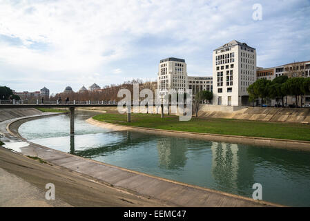 Brücke über den Fluss Lez und neue Stadtentwicklung, Montpellier, Frankreich Stockfoto