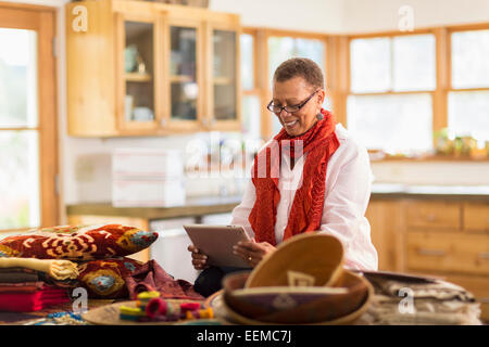 Ältere Mischlinge Frau mit digital-Tablette im home-office Stockfoto