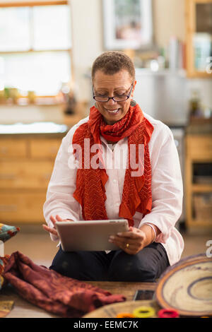 Ältere Mischlinge Frau mit digital-Tablette im home-office Stockfoto