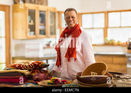 Ältere Mischlinge Frau lächelnd in home-office Stockfoto