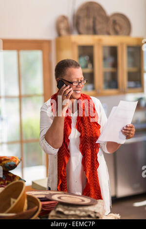 Ältere Mischlinge Frau am Telefon im Büro zu Hause Stockfoto