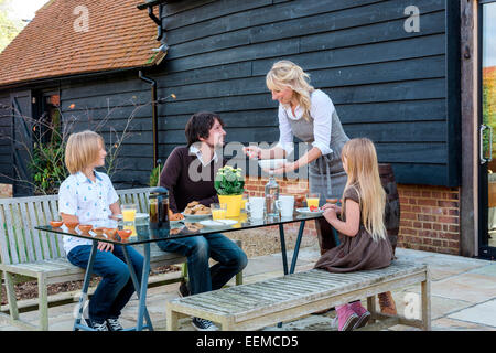Kaukasische Familie essen Frühstück im Hinterhof Stockfoto