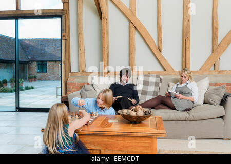 Kaukasische Familie entspannen im Wohnzimmer Stockfoto