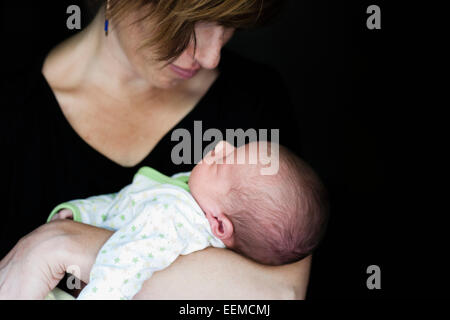 Nahaufnahme von Mutter neugeborenes Baby halten Stockfoto