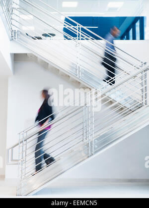 Verschwommene Sicht von Geschäftsleuten Büro Treppe klettern Stockfoto