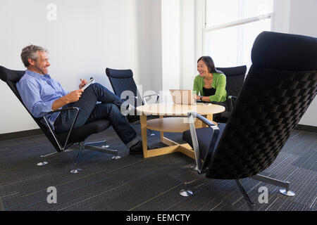 Geschäftsleute, die gemeinsam im Büro Stockfoto