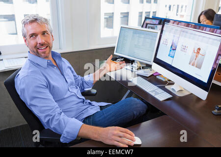 Geschäftsmann, arbeiten am Computer im Büro Stockfoto