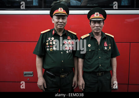 Militär-Museum. Zwei Veteranen besuchen das Militärmuseum in der Stadt Hanoi. Stockfoto