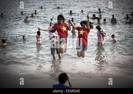 Zwei jungen werden am Strand tragen t-Shirts mit dem Symbol der Fahne der Vietnam fotografiert. Stockfoto