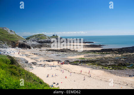 Armband-Bay Beach und Mumbles Head Leuchtturm mit Leuten am Strand bei Ebbe Swansea County Gower Halbinsel South Wales UK Stockfoto