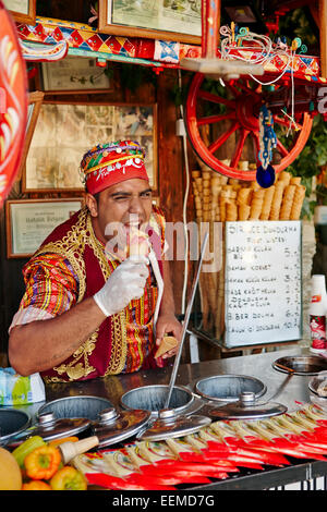 Straßenverkäufer von türkischem Eis (Dondurma) in einem traditionellen Kostüm, der für sein Produkt wirbt. Dorf Sirince, Provinz Izmir, Türkei. Stockfoto