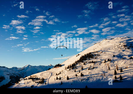 Gleitschirm fliegen über Penken im Zillertal Valley, Tirol, Österreich Stockfoto