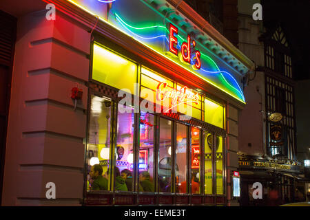 Ed es einfach Diner amerikanisches Diner-Fastfood-Restaurant mit Neon-Schilder beleuchtet in der Nacht West End London England UK Stockfoto