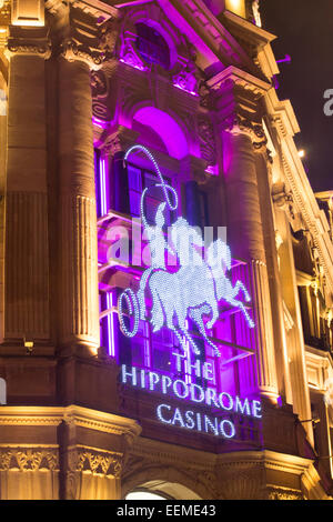 Hippodrome Casino Leuchtreklamen und Pferd Charing Cross Road West End London England UK Stockfoto