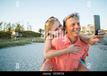 Älteres kaukasischen Ehepaar unter Handy Selfie am Strand Stockfoto